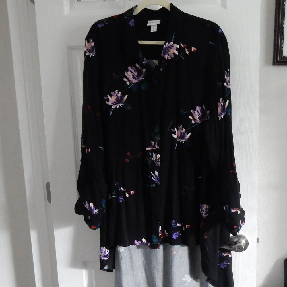 Stunning NWT Ava & Viv top 2X fits a 1X